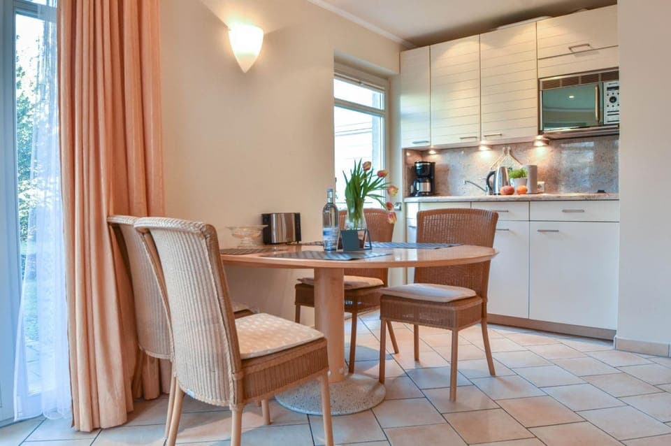 Kitchen or kitchenette, Dining area, minibar, stove