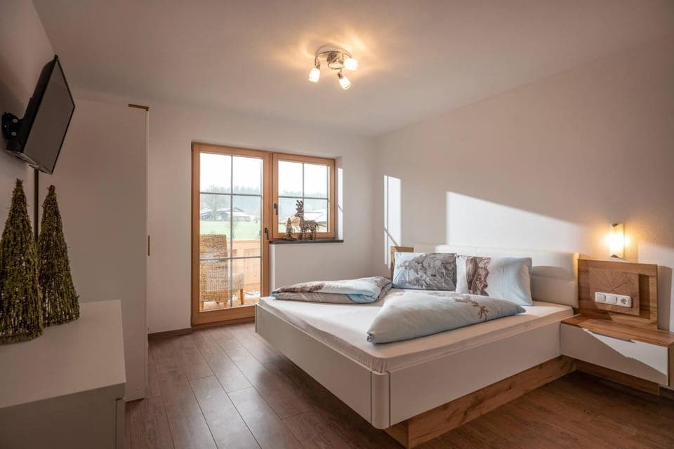 Bed, TV and multimedia, Bedroom