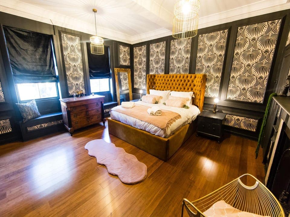 Photo of the whole room, Bedroom