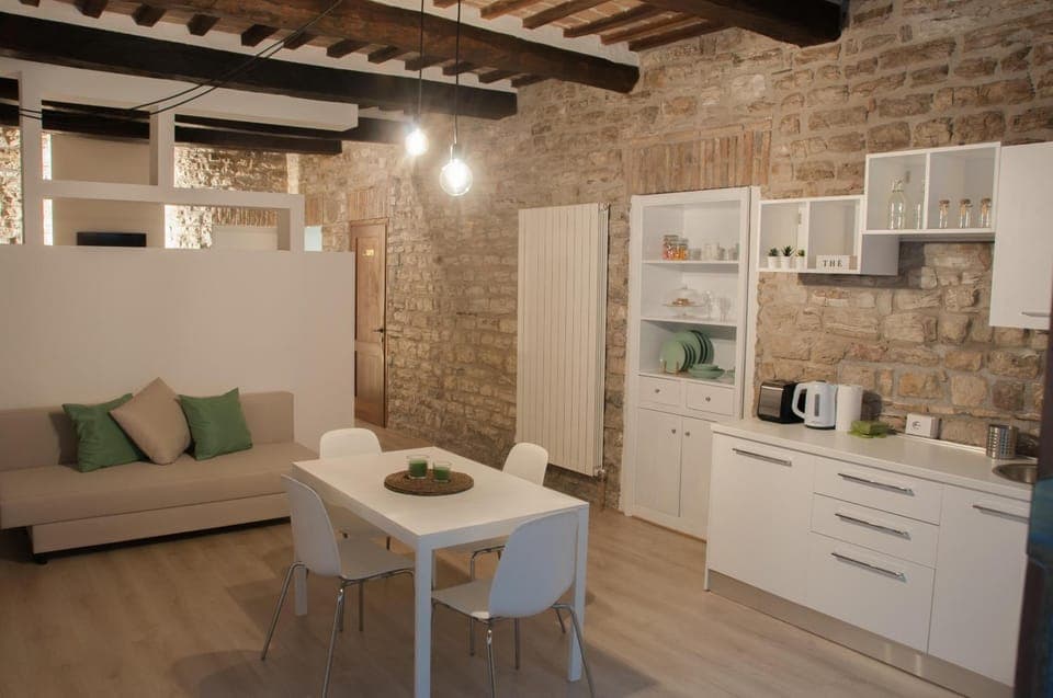 Coffee/tea facilities, Kitchen or kitchenette, Living room, Seating area, Dining area, oven, stove, toaster