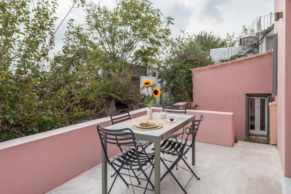 Property building, Patio, Balcony/Terrace