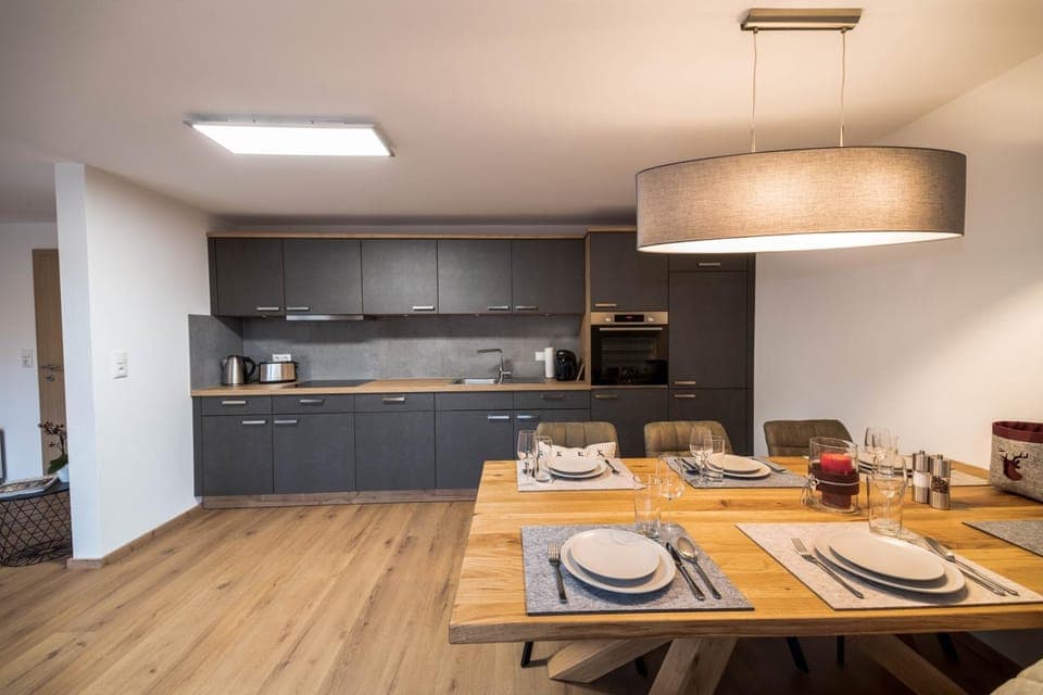 Coffee/tea facilities, Kitchen or kitchenette, Dining area, stove