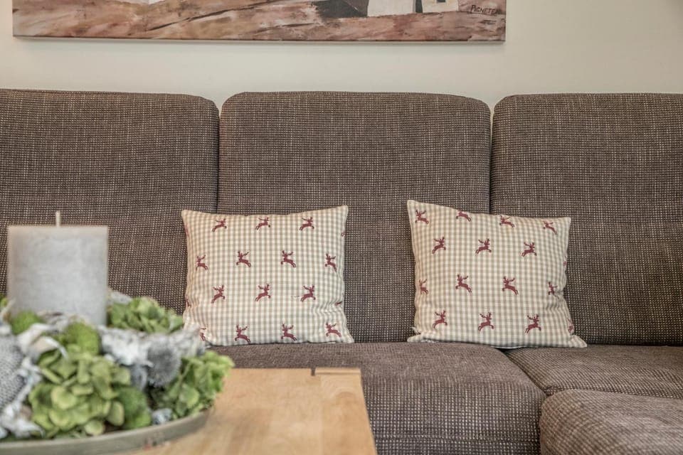 Living room, Decorative detail, Seating area