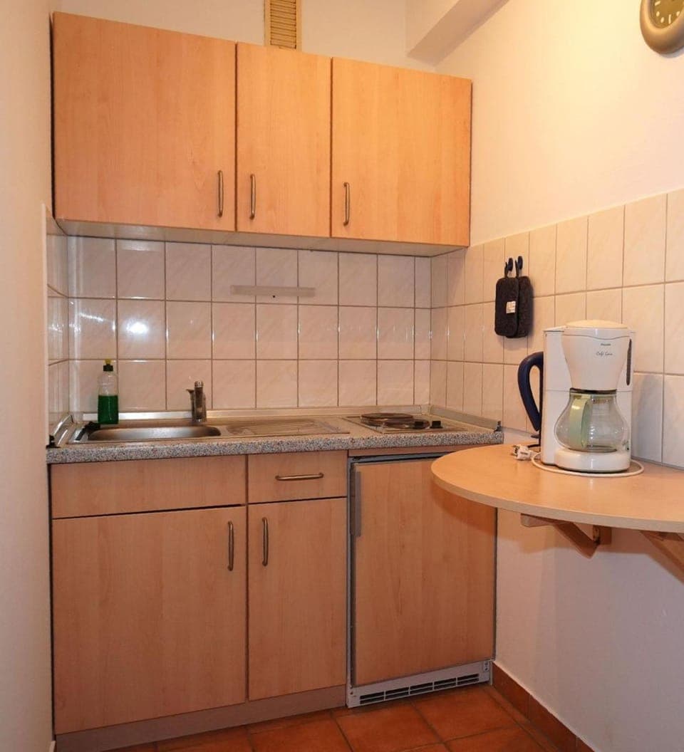 Coffee/tea facilities, Kitchen or kitchenette, stove