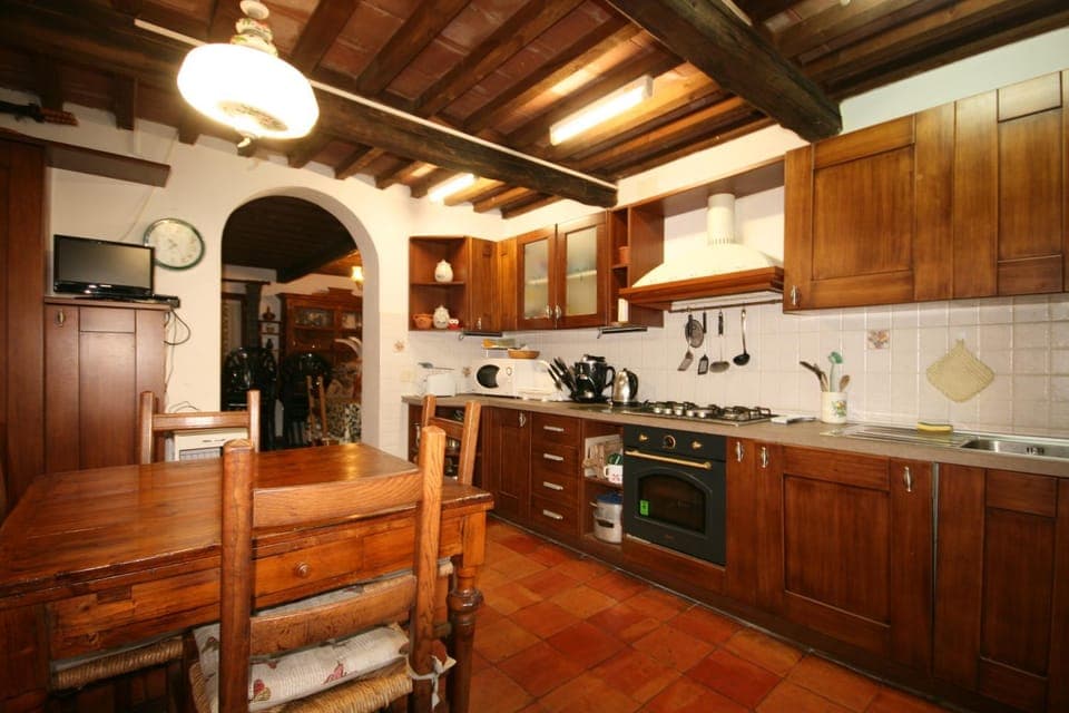 Property building, Kitchen or kitchenette, Dining area