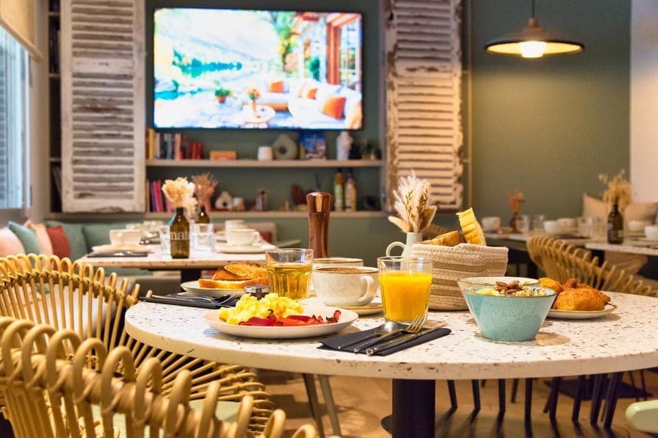 Restaurant/places to eat, TV and multimedia, Food and drinks, Food, Breakfast, Continental breakfast, Buffet breakfast, English/Irish breakfast, Drinks