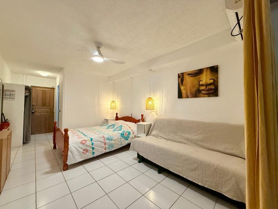 Photo of the whole room, air conditioner