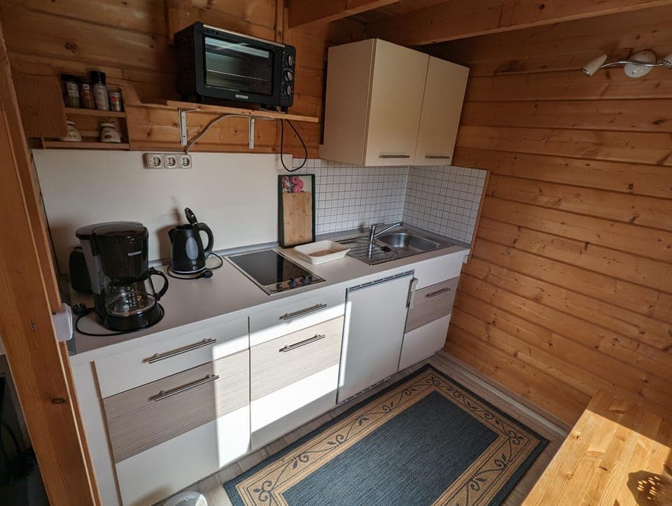 Coffee/tea facilities, Kitchen or kitchenette, oven, stove