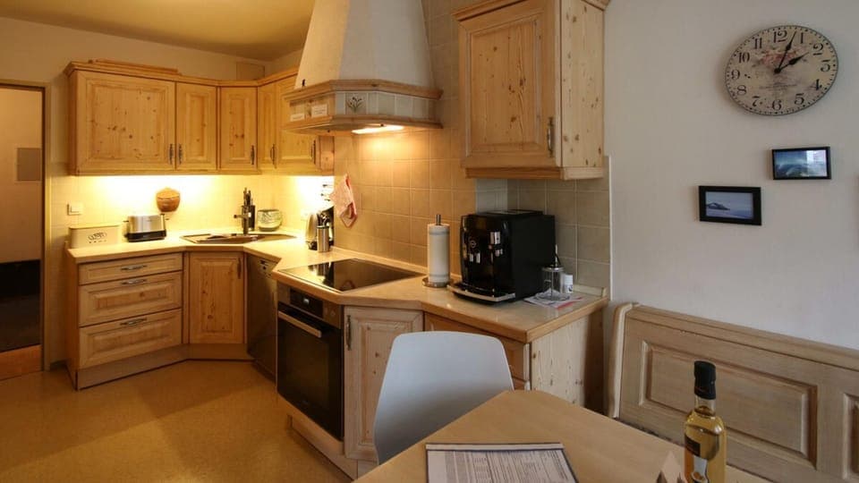 Coffee/tea facilities, Kitchen or kitchenette, Dining area, kitchen