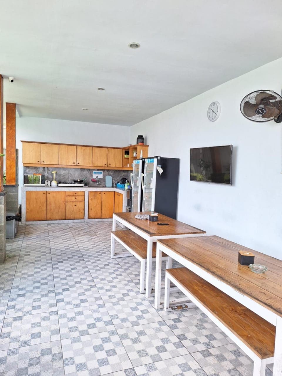 Communal lounge/ TV room, Kitchen or kitchenette, Dining area, stove