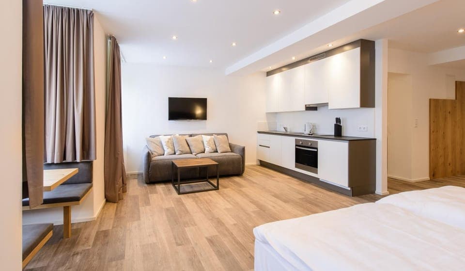 TV and multimedia, Coffee/tea facilities, Kitchen or kitchenette, Living room, Seating area, Dining area