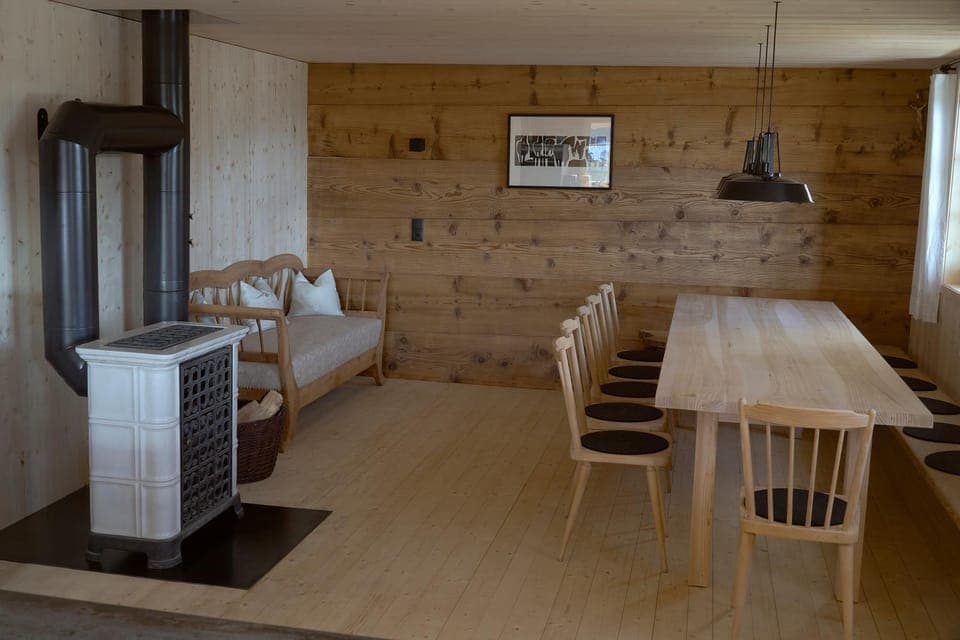 Kitchen or kitchenette, Living room, Seating area, Dining area