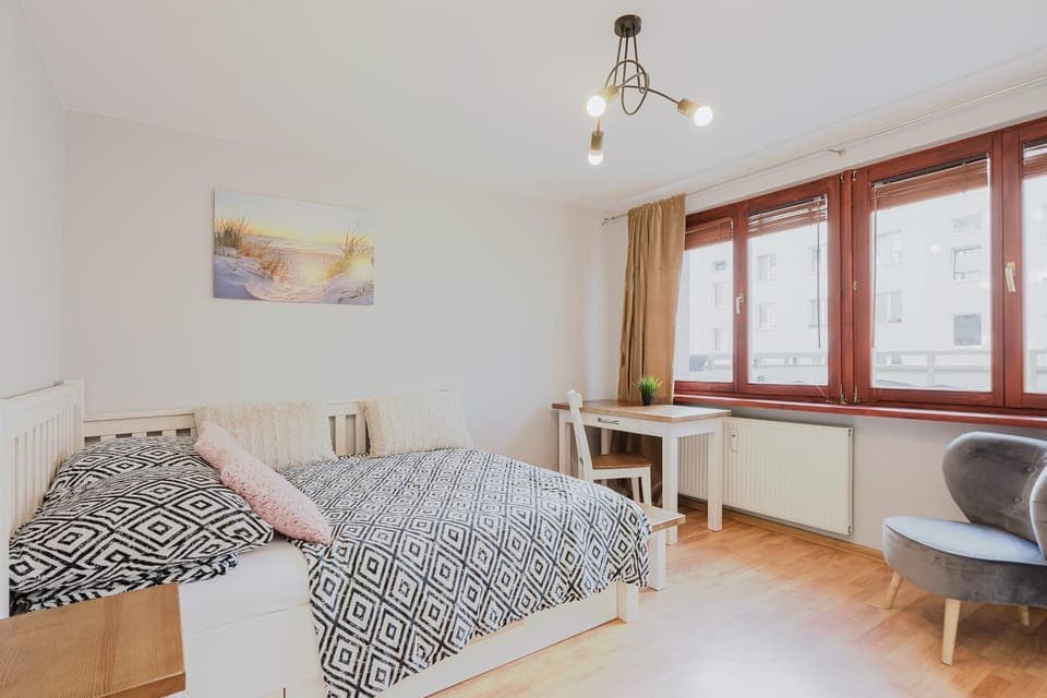 Bed, Seating area, Bedroom