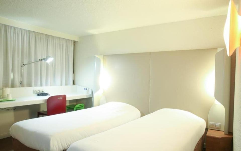 Bed, TV and multimedia, Bedroom, wardrobe