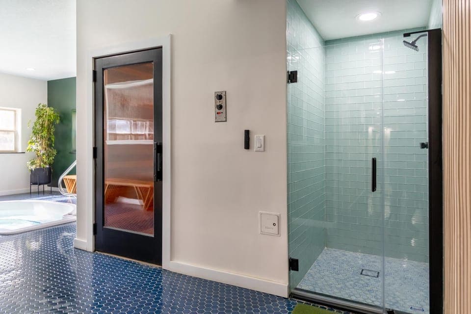 Hot Tub, Sauna