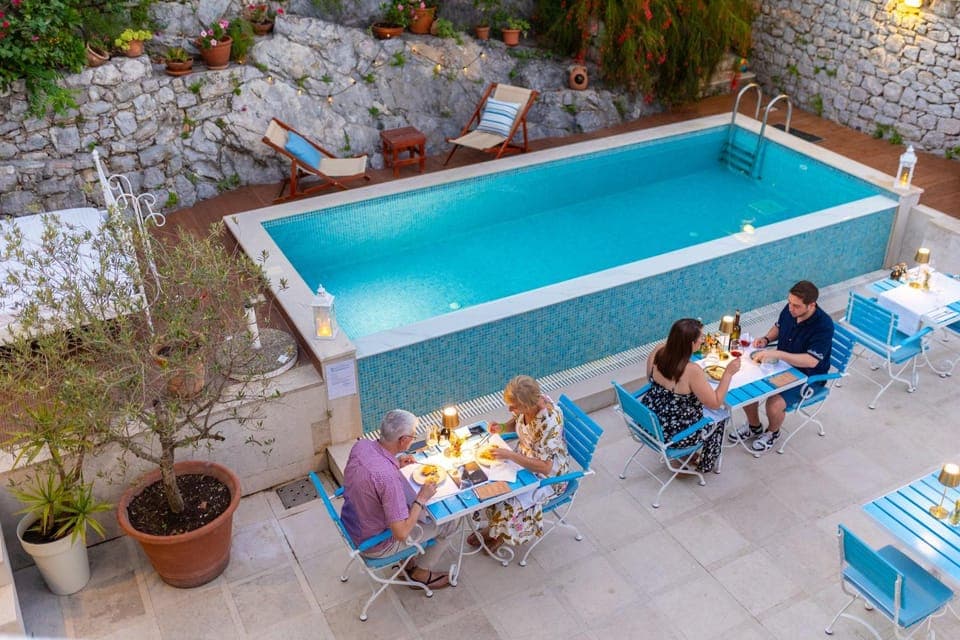 Restaurant/places to eat, Swimming pool