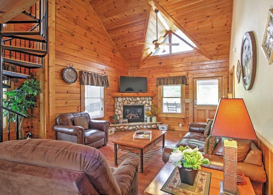 Luxury Resort Cabin, 5 min to Dollywood, Smoky Mountain Charm! Cabin in Pigeon Forge