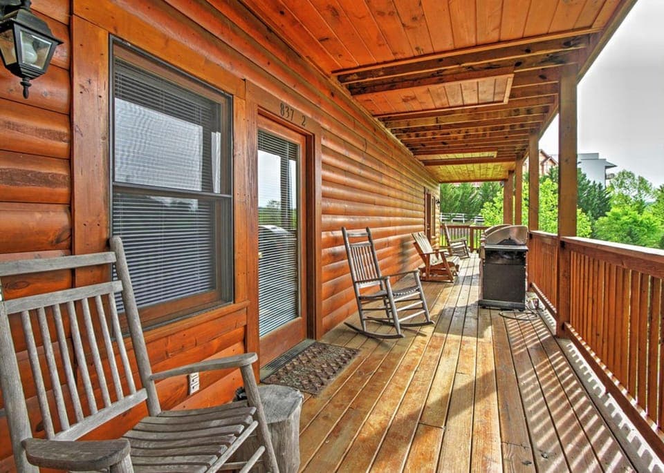 Luxury Resort Cabin, 5 min to Dollywood, Smoky Mountain Charm! Cabin in Pigeon Forge
