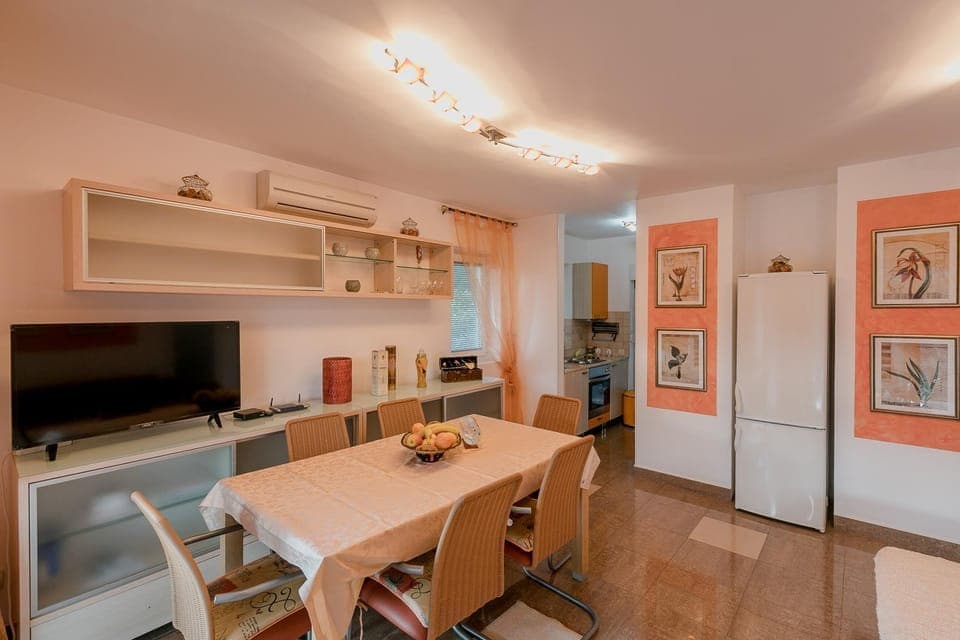 Staff, People, Kitchen or kitchenette, Lounge or bar, Food and drinks, Dining area, Family