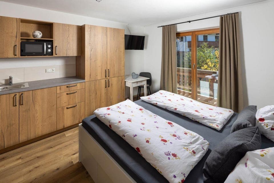 Bed, TV and multimedia, Kitchen or kitchenette, Photo of the whole room, Bedroom