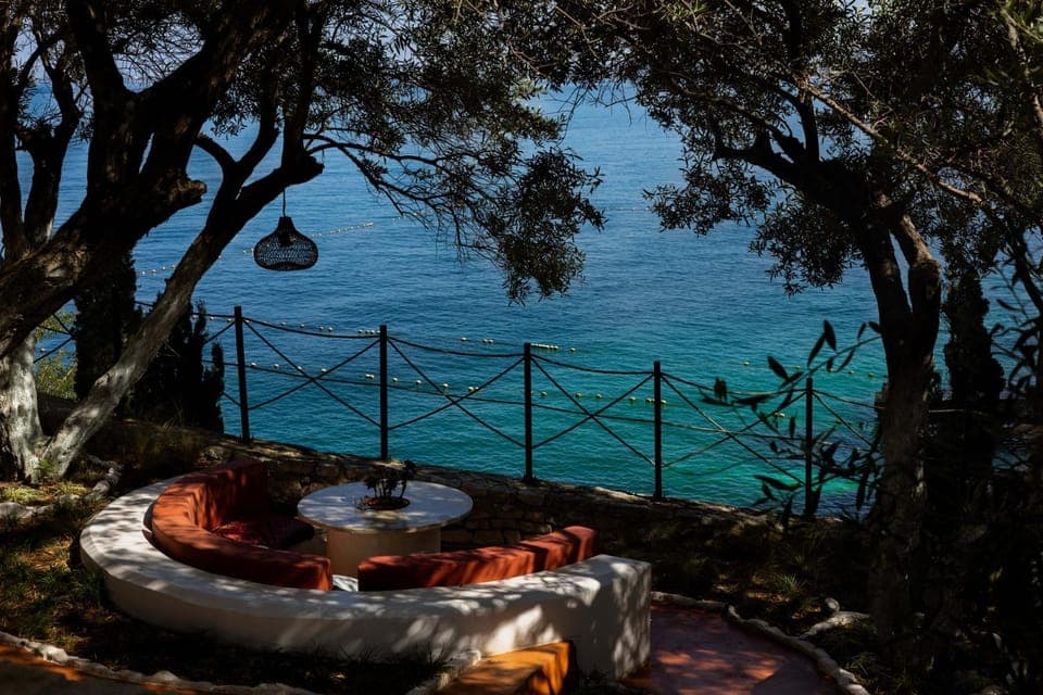 Restaurant/places to eat, Natural landscape, Garden