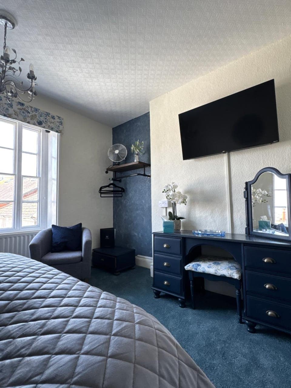 Bed, TV and multimedia, Bedroom