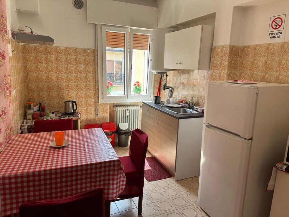 Kitchen or kitchenette, Dining area, oven, stove