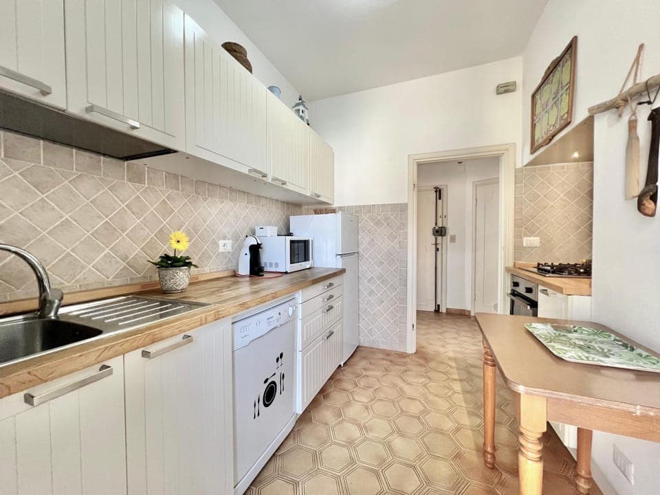 Kitchen or kitchenette, dishwasher, oven