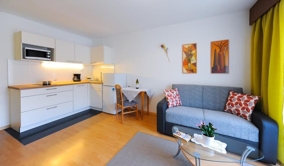 Photo of the whole room, Decorative detail