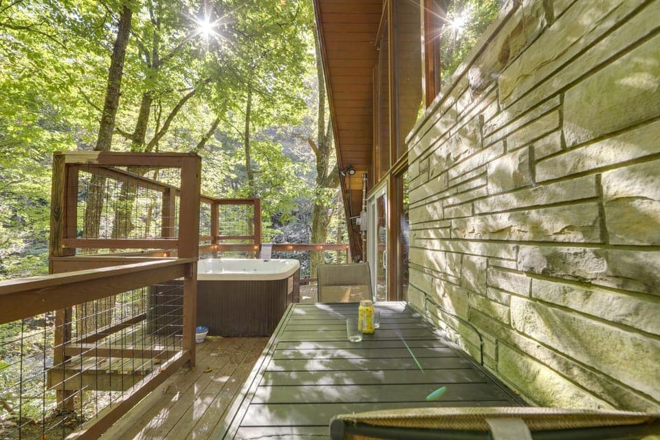 Cabin w/ Hot Tub: 2 Mi to Downtown Gatlinburg! Cabin in Gatlinburg