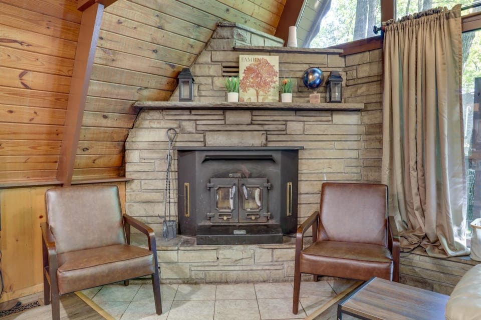 Cabin w/ Hot Tub: 2 Mi to Downtown Gatlinburg! Cabin in Gatlinburg