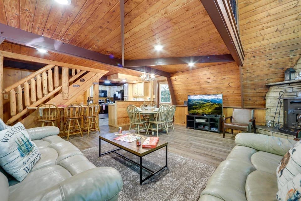 Cabin w/ Hot Tub: 2 Mi to Downtown Gatlinburg! Cabin in Gatlinburg
