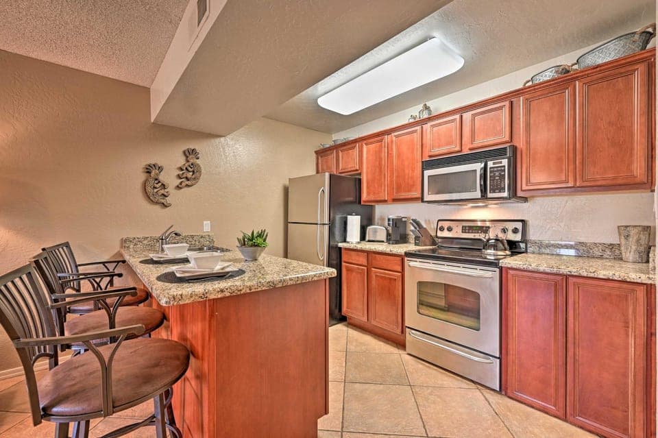South Sedona Condo w/ Pool Access - Walk to Shops! House in Village of Oak Creek