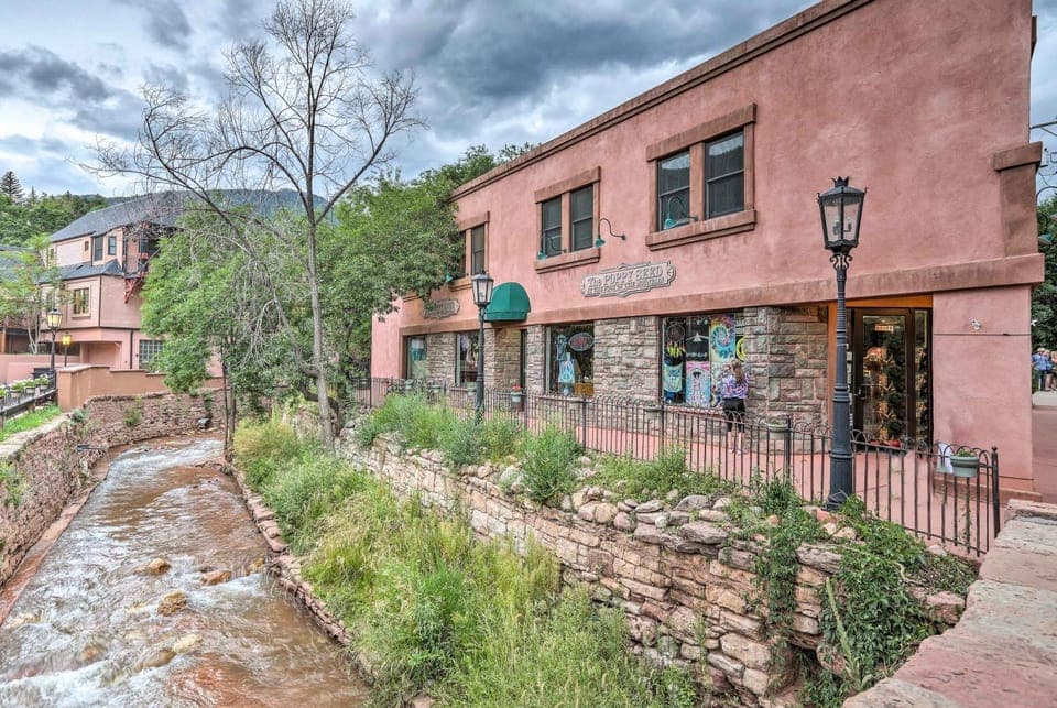 Downtown Manitou Springs Home: Tranquil Creek View House in Manitou Springs