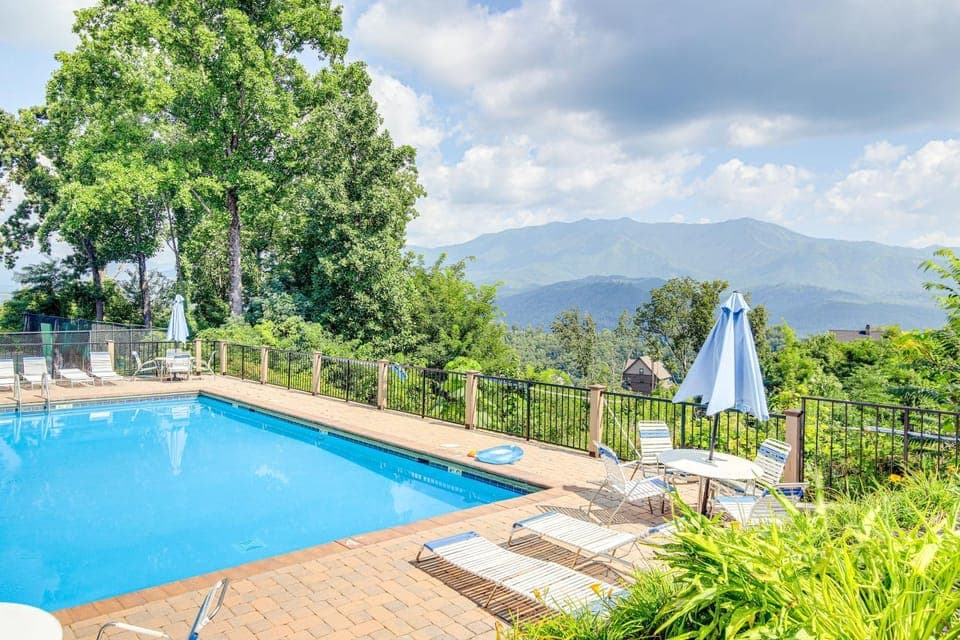 Stunning Views, Hot Tub, 3 Decks: Gatlinburg Cabin Cabin in Gatlinburg
