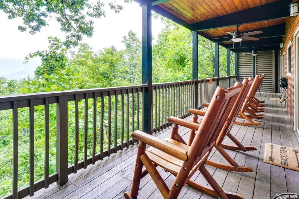 Stunning Views, Hot Tub, 3 Decks: Gatlinburg Cabin Cabin in Gatlinburg