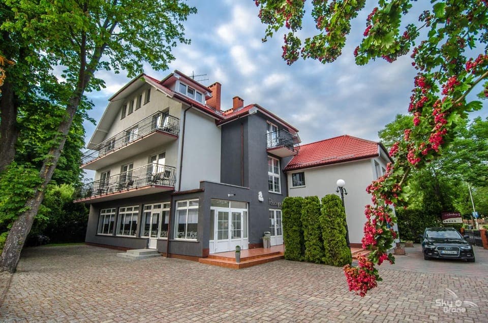 Property building, Facade/entrance, Spring, Day, Natural landscape, Garden, Balcony/Terrace, Floor plan, On site, Garden view