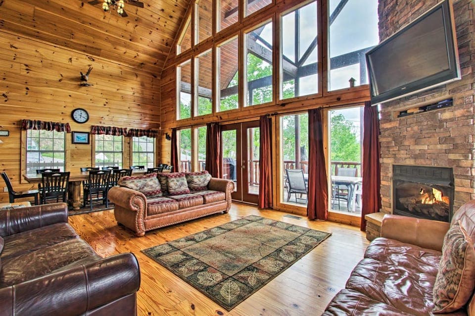 Expansive Gatlinburg Cabin: Hot Tub, Deck & Grill! Cabin in Gatlinburg