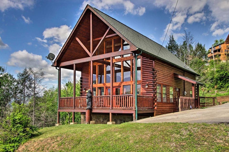 Expansive Gatlinburg Cabin: Hot Tub, Deck & Grill! Cabin in Gatlinburg