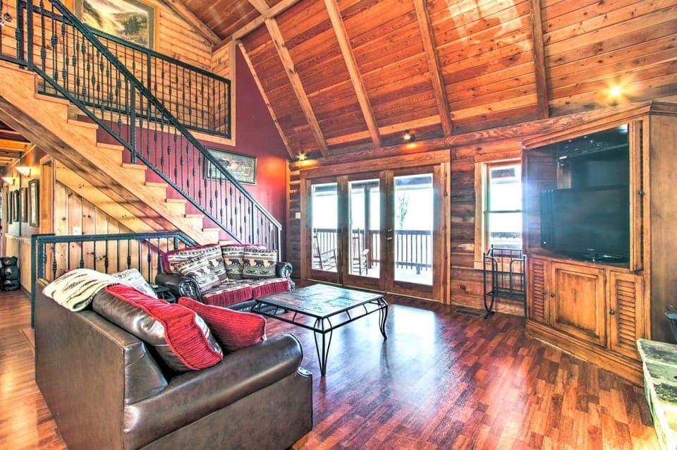 2 Mi to Ober Mtn: Hot Tub & Deck at Cozy Cabin! Cabin in Gatlinburg