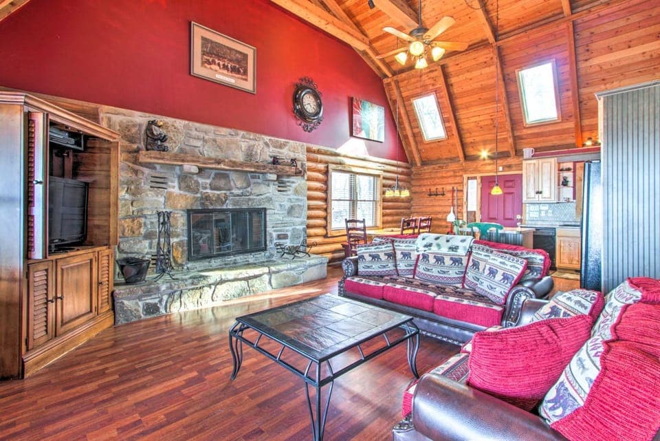 2 Mi to Ober Mtn: Hot Tub & Deck at Cozy Cabin! Cabin in Gatlinburg