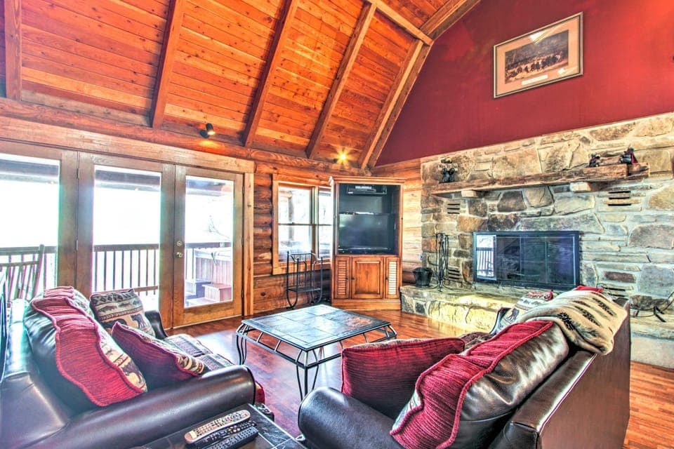 2 Mi to Ober Mtn: Hot Tub & Deck at Cozy Cabin! Cabin in Gatlinburg