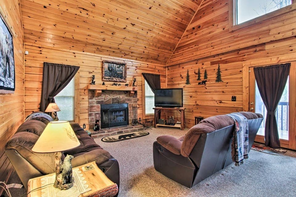 Rustic Sevierville Cabin w/ Covered Porch! Cabin in Sevierville