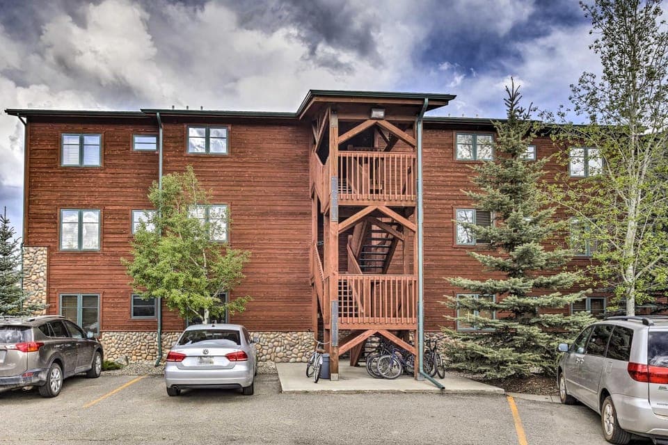 Steps to Grand Lake: Condo w/ Deck & Mtn Views House in Grand Lake