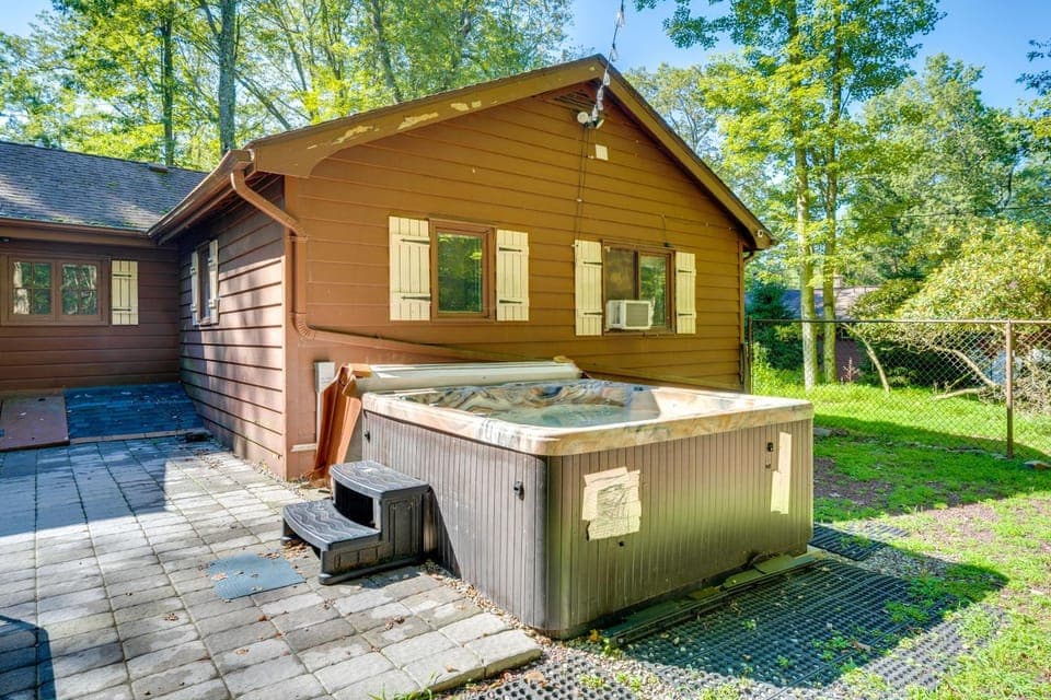 3 Mi to Slopes! Hot Tub Haven Near Lake Harmony House in Hickory Run State Park