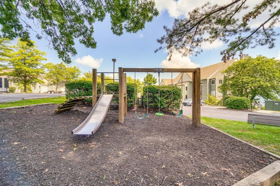 Indoor & Outdoor Pool Access! Condo 3 Mi to GSMNP House in Gatlinburg