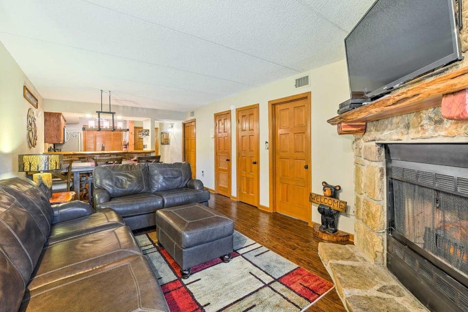 Chalet Village Upper Alpine Condo w/ Pool Access! House in Gatlinburg