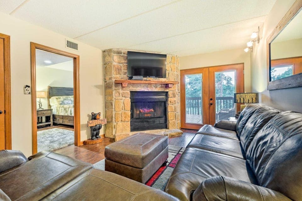 Chalet Village Upper Alpine Condo w/ Pool Access! House in Gatlinburg