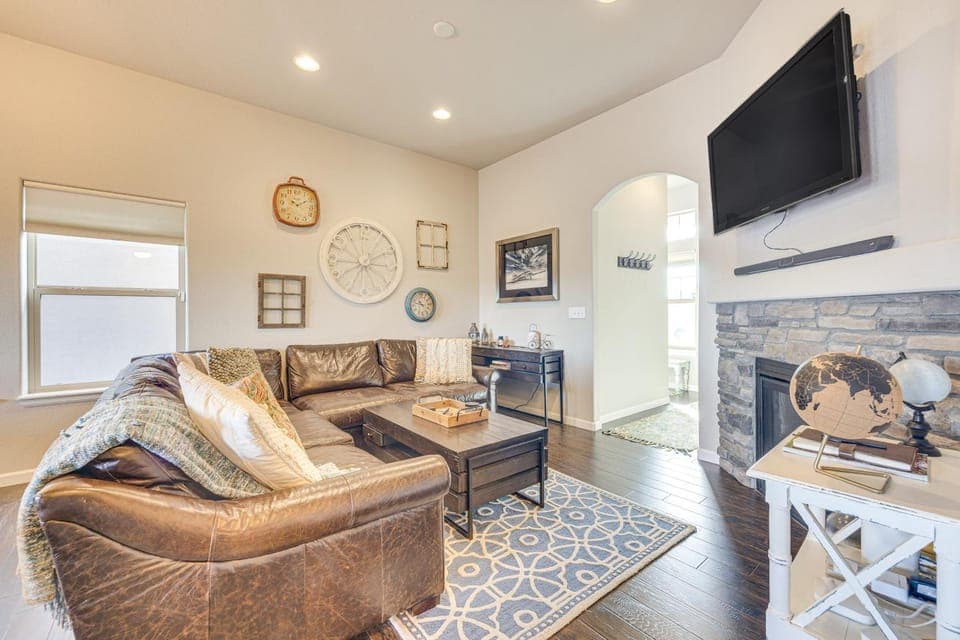 8 Mi to USAFA! Townhome w/ Game Room & Backyard House in Black Forest