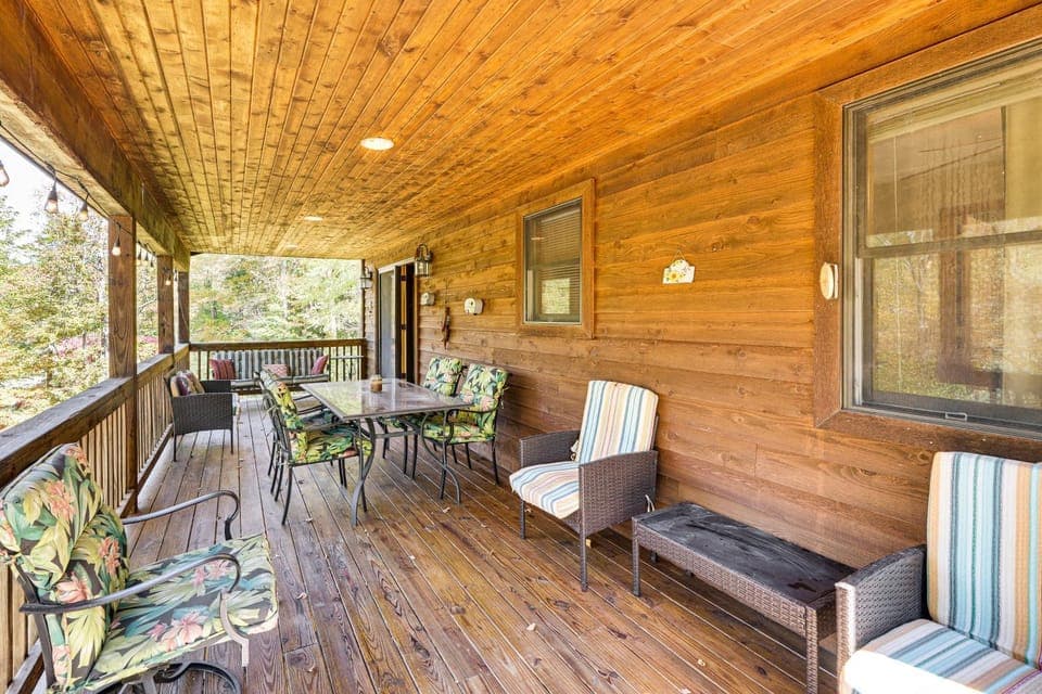 3 Mi to Snowshoe Resort: Cabin w/ Hot Tub Cabin in Shenandoah Valley